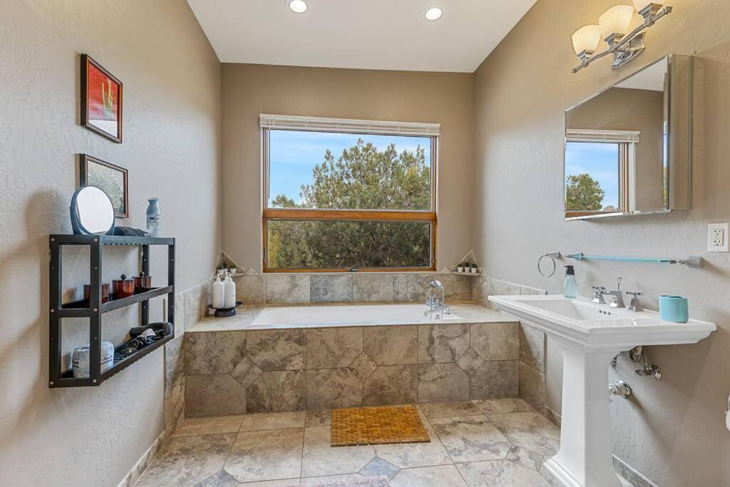 Close To Fresh Creek! Sleeps 12 ~ Amazing Views W/Serene Open Space ~ Hot Tub + Game Room ~ Trails Outside Sedona Exterior foto