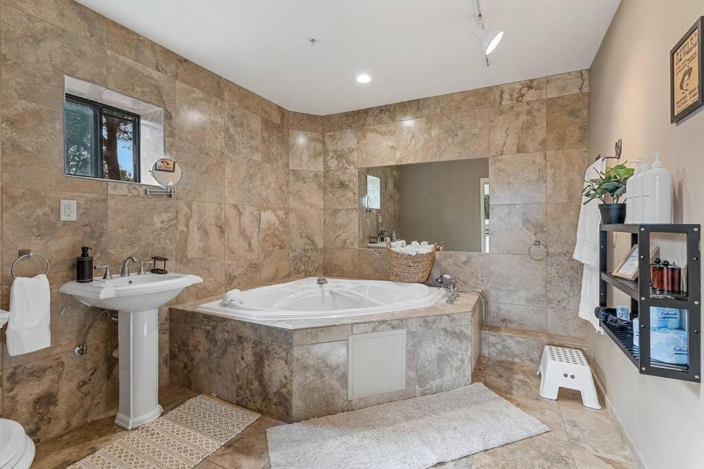 Close To Fresh Creek! Sleeps 12 ~ Amazing Views W/Serene Open Space ~ Hot Tub + Game Room ~ Trails Outside Sedona Exterior foto