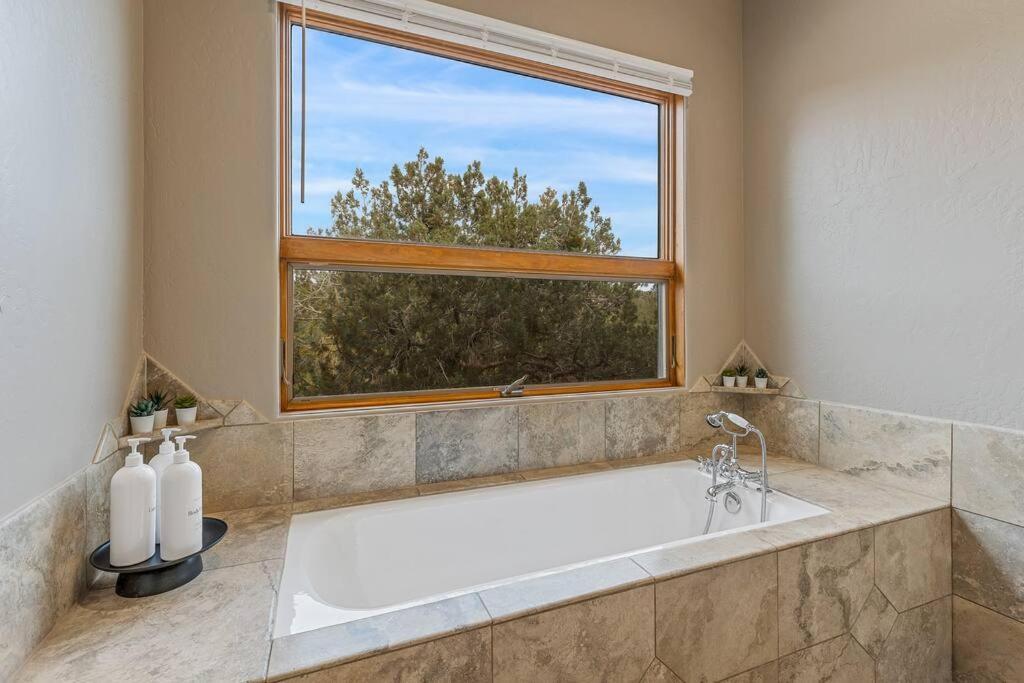 Close To Fresh Creek! Sleeps 12 ~ Amazing Views W/Serene Open Space ~ Hot Tub + Game Room ~ Trails Outside Sedona Exterior foto